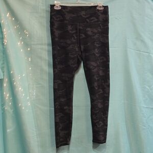 Fabletics size M Power Hold Leggings Black Camo EUC